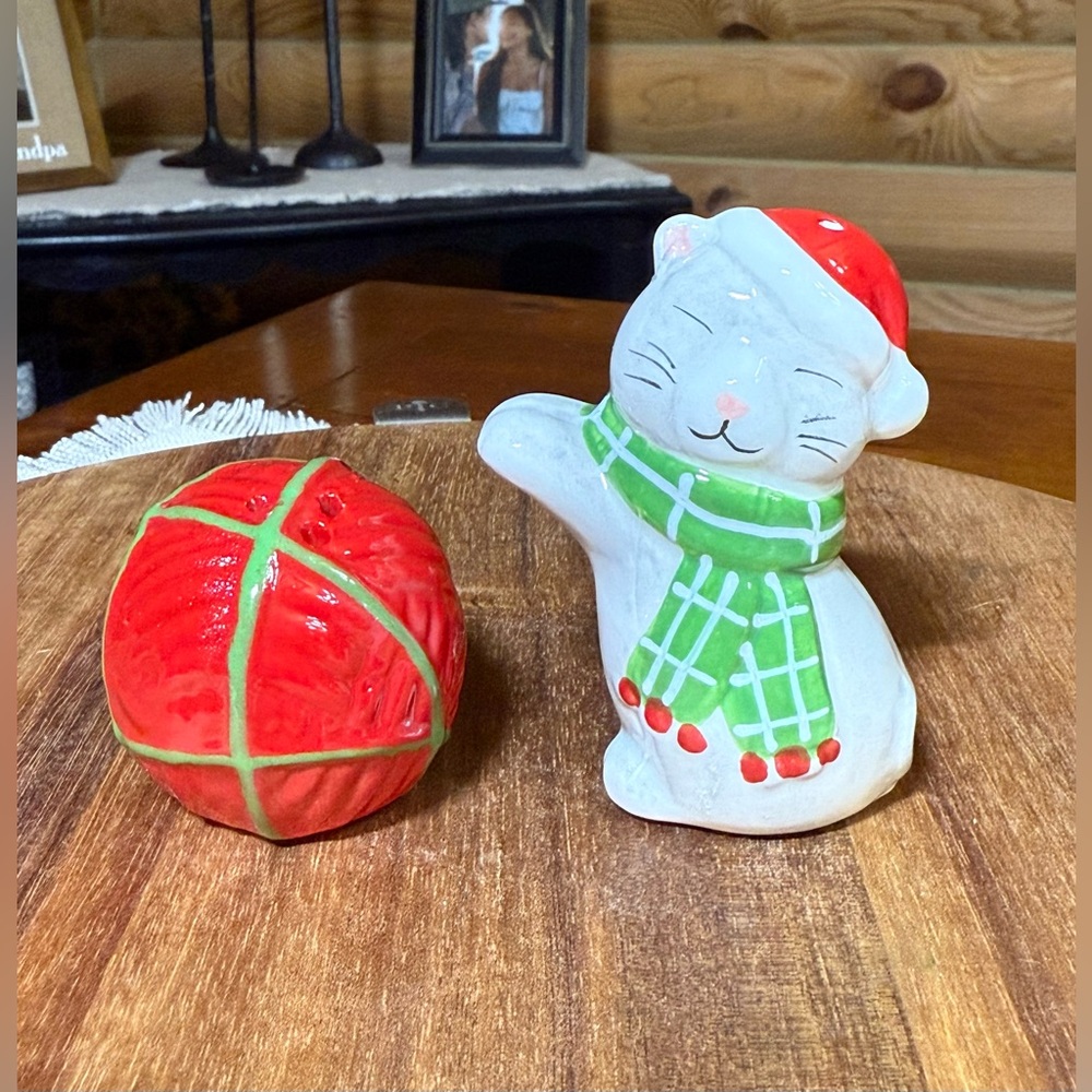 CAT & RED BALL OF YARN CHRISTMAS Salt & Pepper Shakers